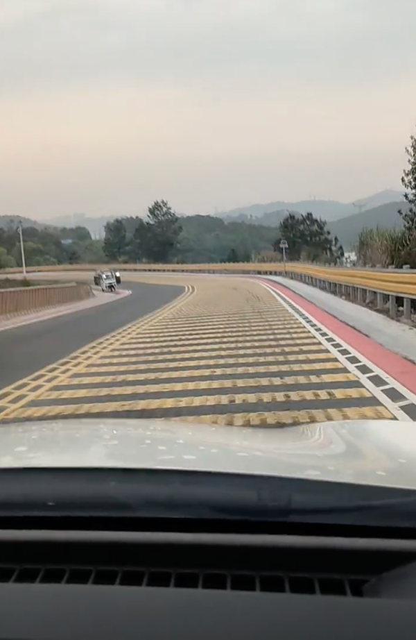 中盛投资 江西一路段因密集超长减速带被戏称“结石患者福音”，当地回应：事故多发路段，坡陡弯急