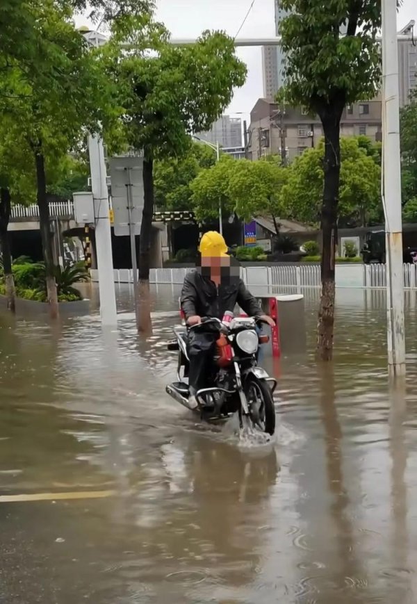 鼎合网 湖南岳阳遭大风暴雨，市民：车在水中开，打伞也全身湿透