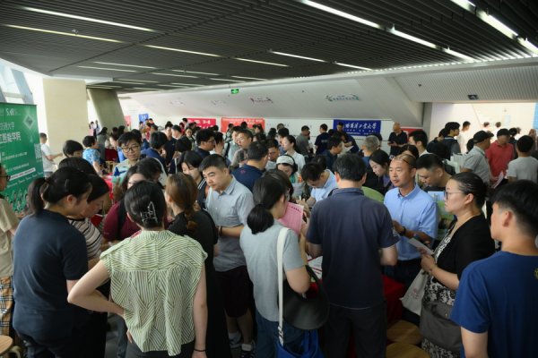 云策略 50所高校到复旦附中“组团”举办高招咨询会，哪些专业最受青睐？