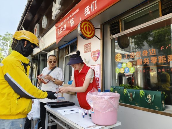 证配所配资 宁夏银川市兴庆区“线下+线上”工会“微驿站”贴心守护职工